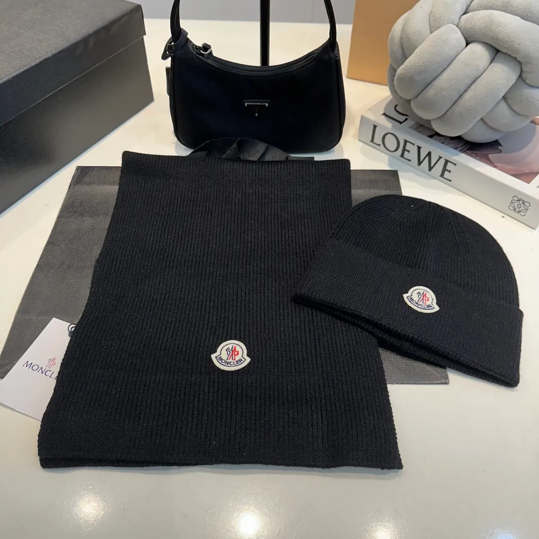 P130 Moncler autumn and winter counter style knitted beanie + scarf with classic pattern, warm and fashionable! Fashionable and popular 🌸First-class texture, pure wool