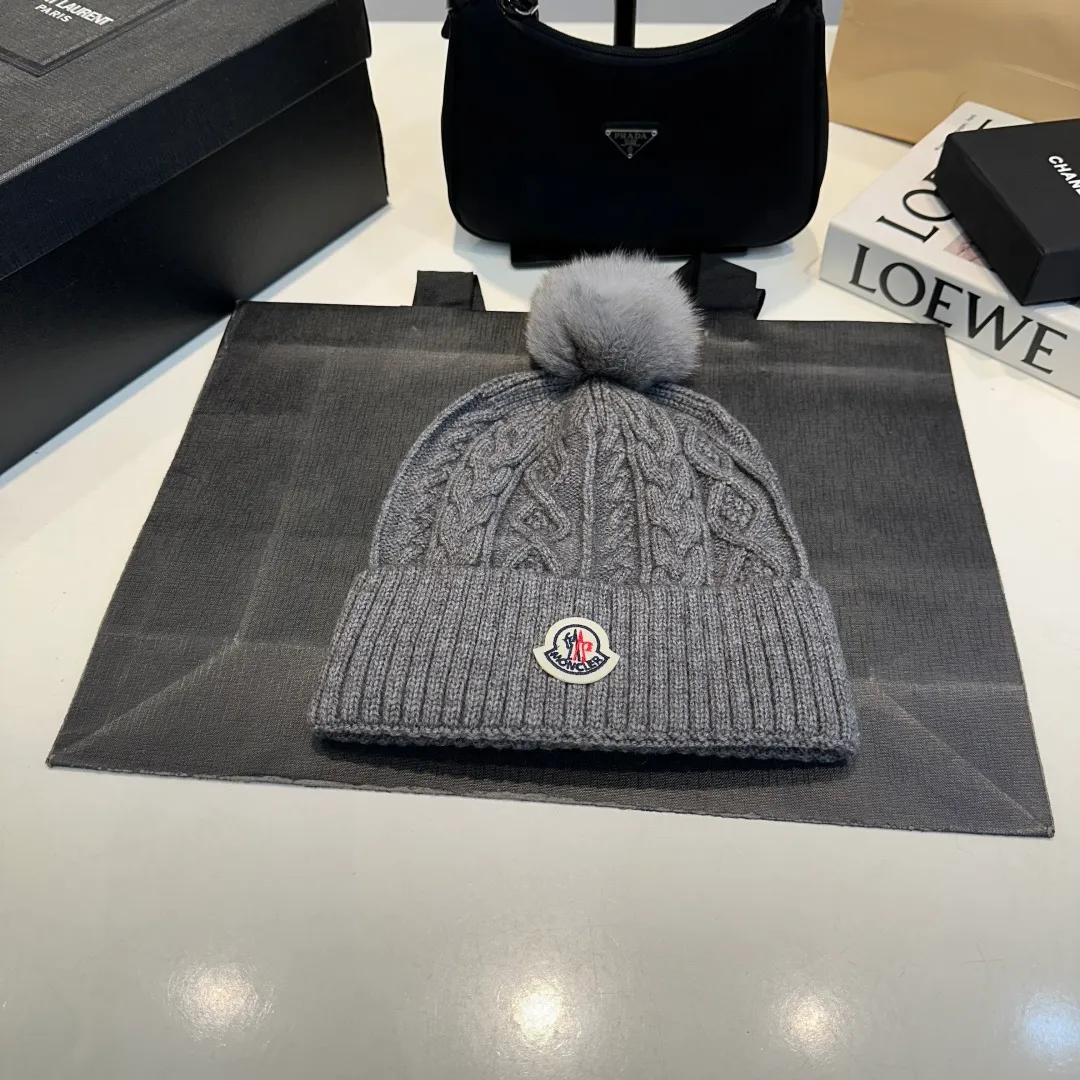 P90 high version Moncler Moncler 💥 Official website classic knitted hat, replica of the original. Very soft and skin-friendly, very elastic 💓 Textured and very versatile style ~ Warm cashmere woolen hat, one size fits all and elastic ~ Unisex, can be worn by any head size. Super quality, highly recommended