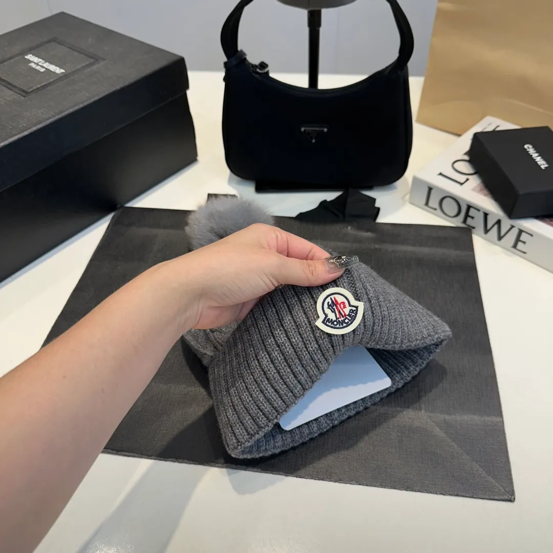 P90 high version Moncler Moncler 💥 Official website classic knitted hat, replica of the original. Very soft and skin-friendly, very elastic 💓 Textured and very versatile style ~ Warm cashmere woolen hat, one size fits all and elastic ~ Unisex, can be worn by any head size. Super quality, highly recommended