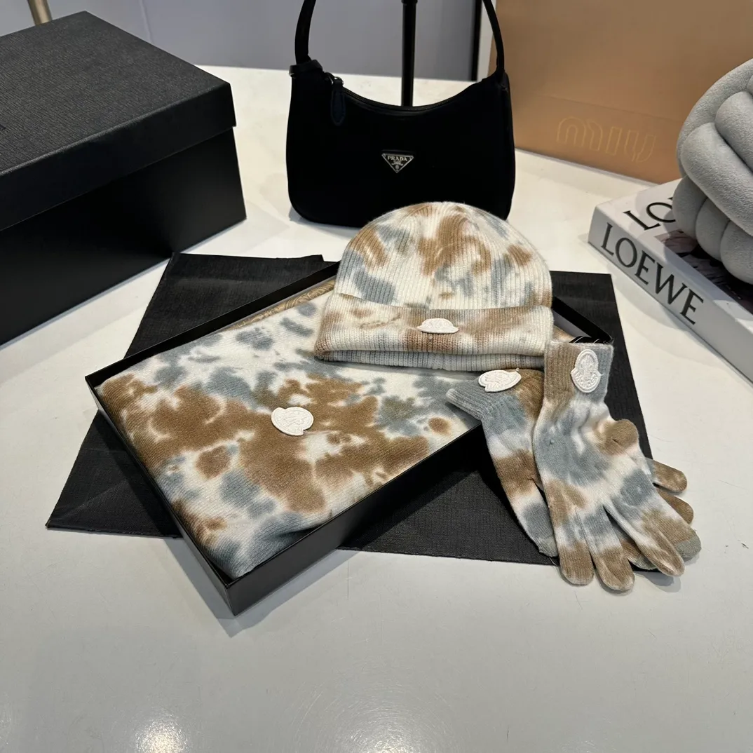 P140 MONCLER classic suit hat! Hats, scarves, gloves, cashmere and rabbit hair quality! It's warm and super comfortable~A great tool for young ladies to reduce their age in winter~This winter, all you need is a set of hats~It's warm and fashionable! Unisex model! Can be made as a couple model! Complete range of anti-counterfeiting labels and elevators! Many styles, welcome to choose!!