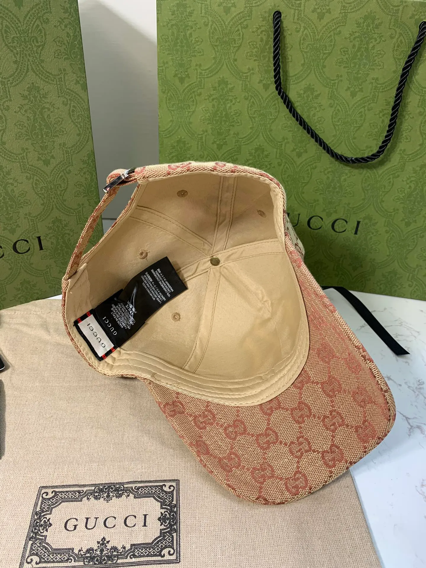 Specially approved 70 GUCCI co-branded NY upgraded version. Originating from the creative director's love for New York Yankees baseball caps, Gucci added the logos of multiple Major League Baseball teams to the 2018 autumn and winter fashion show series. Classic GG canvas baseball cap with New York Yankees™ embroidered patch Cotton lining Adjustable buckle Made in Italy