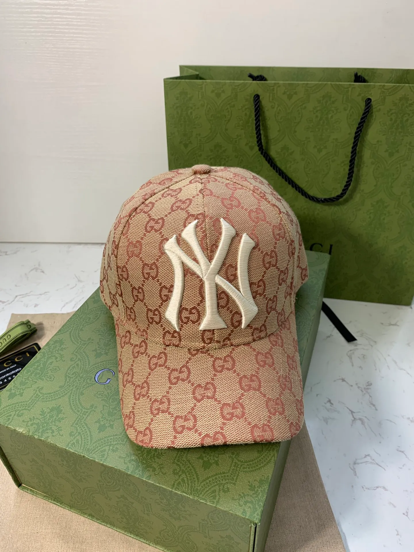Specially approved 70 GUCCI co-branded NY upgraded version. Originating from the creative director's love for New York Yankees baseball caps, Gucci added the logos of multiple Major League Baseball teams to the 2018 autumn and winter fashion show series. Classic GG canvas baseball cap with New York Yankees™ embroidered patch Cotton lining Adjustable buckle Made in Italy