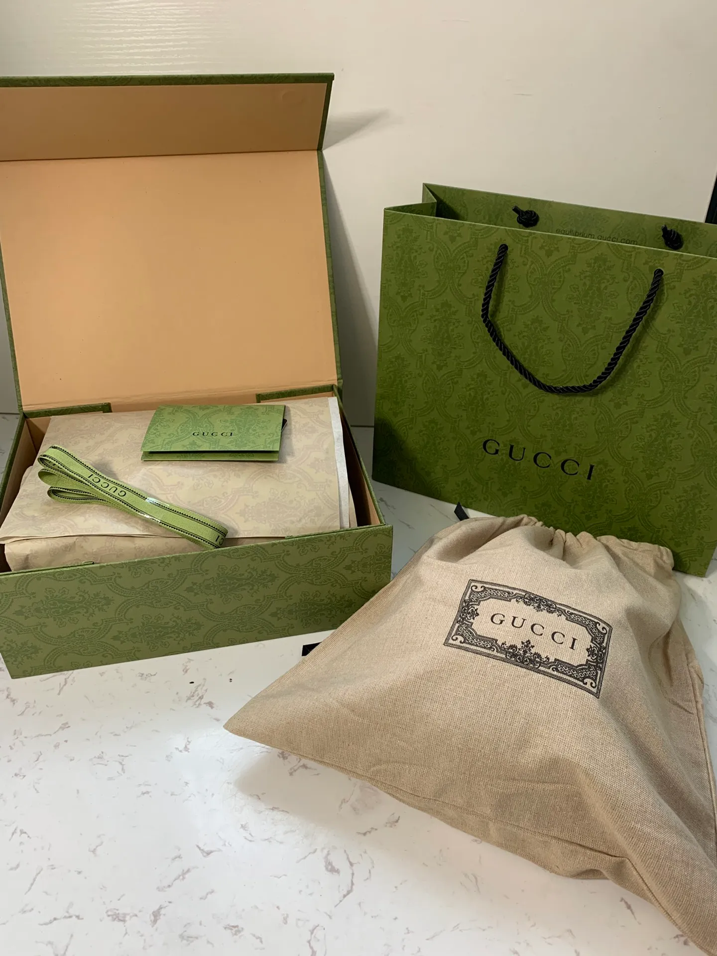 Specially approved 70 GUCCI co-branded NY upgraded version. Originating from the creative director's love for New York Yankees baseball caps, Gucci added the logos of multiple Major League Baseball teams to the 2018 autumn and winter fashion show series. Classic GG canvas baseball cap with New York Yankees™ embroidered patch Cotton lining Adjustable buckle Made in Italy