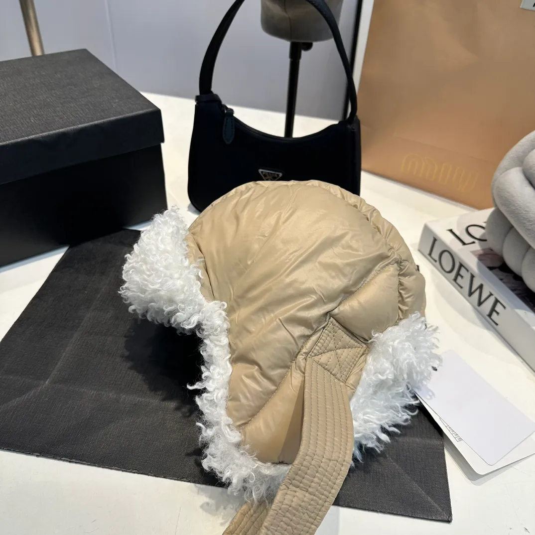 P80 Moncler Muzzle Lei Feng Hat is super warm. This teddy bear jacket is made of high-end blended lamb wool fabric. It feels really good and super soft. The plush material and goose down filling make it visually warm and full of security. This is a must-have lamb down cotton hat for autumn and winter.