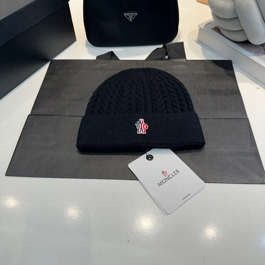 P50 MONCLER Mouth Mouth🎩Knitted Beanie, comes with QR code, good quality, high-end, super soft! Super hot💖The texture is great and it’s great to match when out on the street! Fashion trends! A must-have item for autumn and winter, the same style for men and women, get it now