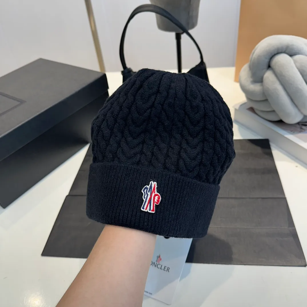 P50 MONCLER Mouth Mouth🎩Knitted Beanie, comes with QR code, good quality, high-end, super soft! Super hot💖The texture is great and it’s great to match when out on the street! Fashion trends! A must-have item for autumn and winter, the same style for men and women, get it now