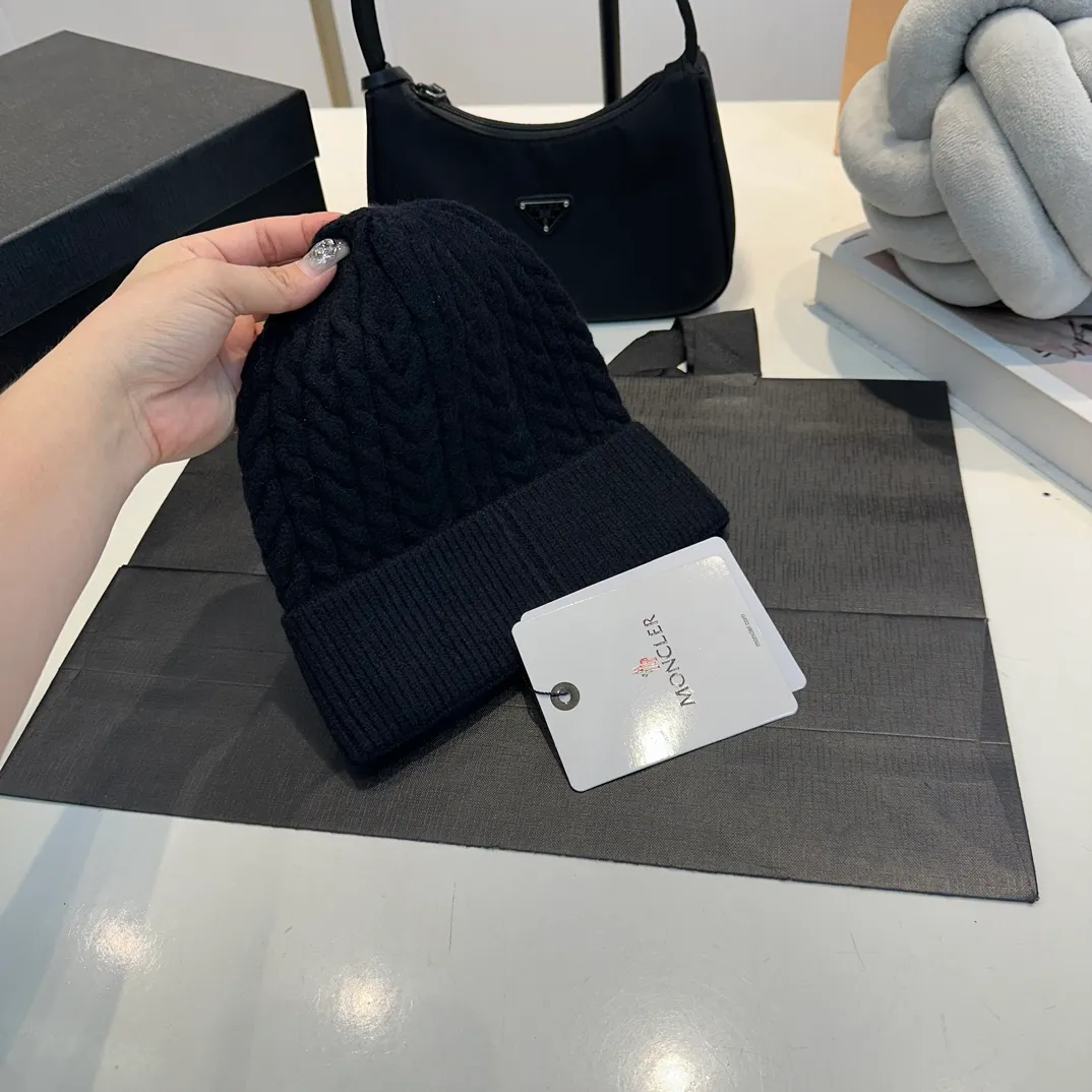 P50 MONCLER Mouth Mouth🎩Knitted Beanie, comes with QR code, good quality, high-end, super soft! Super hot💖The texture is great and it’s great to match when out on the street! Fashion trends! A must-have item for autumn and winter, the same style for men and women, get it now
