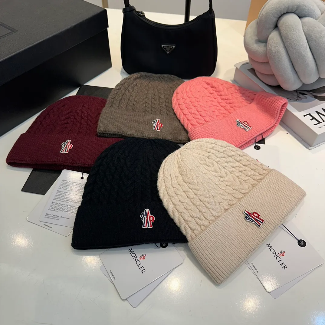 P50 MONCLER Mouth Mouth🎩Knitted Beanie, comes with QR code, good quality, high-end, super soft! Super hot💖The texture is great and it’s great to match when out on the street! Fashion trends! A must-have item for autumn and winter, the same style for men and women, get it now