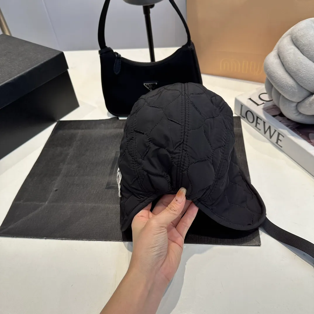 P80 MONCLER hat made of lambswool quality! It's warm and super comfortable~A great tool for young ladies to reduce their age in winter~This is the only thing you need this winter~It's warm and fashionable! Unisex model! Can be made as a couple model! Complete range of anti-counterfeiting labels and elevators! Many styles, welcome to choose!!