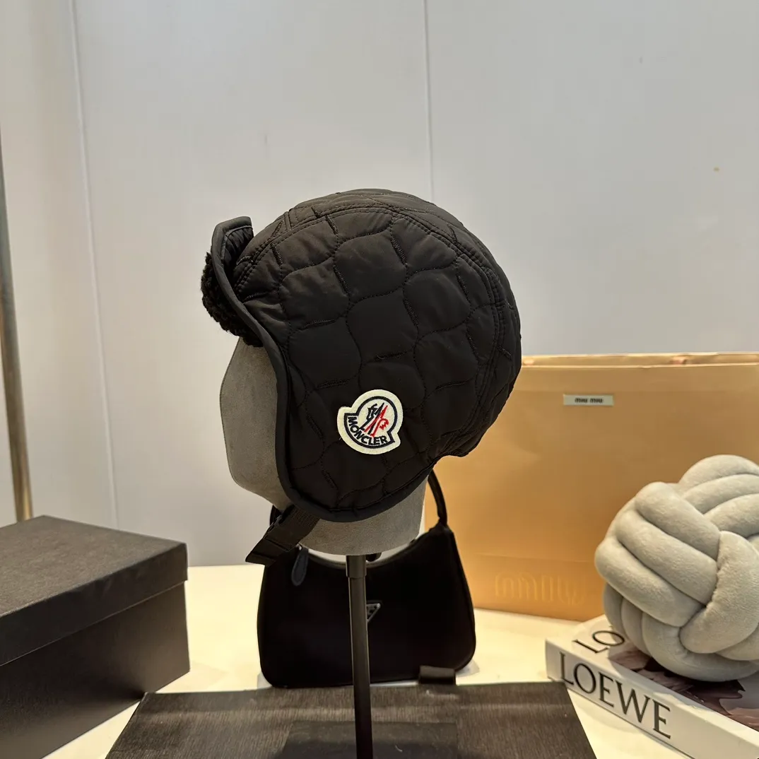 P80 MONCLER hat made of lambswool quality! It's warm and super comfortable~A great tool for young ladies to reduce their age in winter~This is the only thing you need this winter~It's warm and fashionable! Unisex model! Can be made as a couple model! Complete range of anti-counterfeiting labels and elevators! Many styles, welcome to choose!!