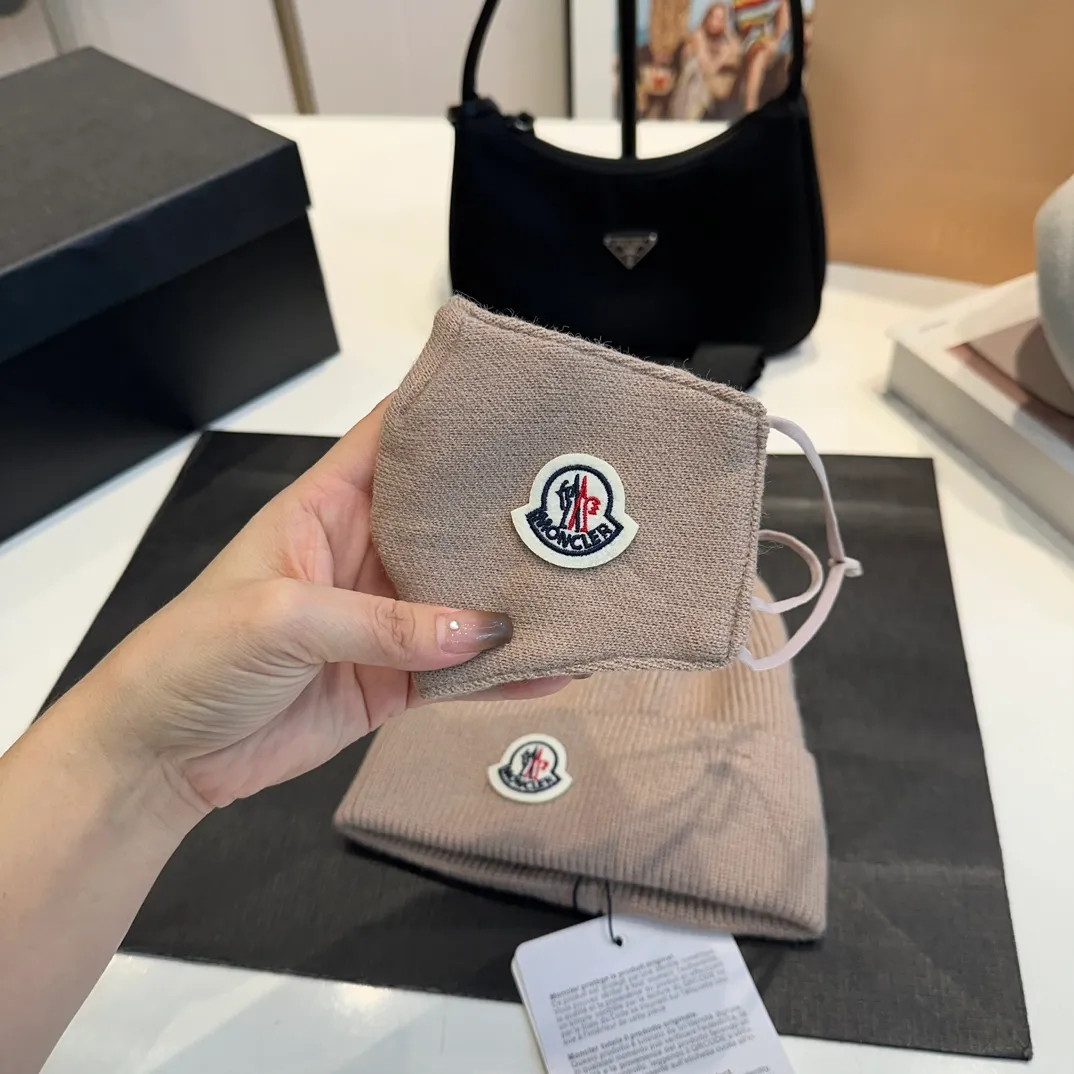 P80 Moncler muzzle hat + mask imitating cold set Autumn and winter women's wool woven warm knitted hat Cashmere soft and waxy texture, authentic quality enjoyment! Original label! High quality in stock!
