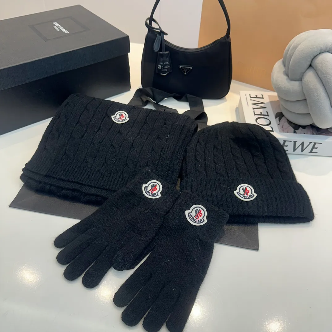 P178 Moncler autumn and winter counter model knitted beanie + scarf + gloves three-piece set, classic pattern, warm and fashionable! Fashionable and popular 🌸First-class texture, pure wool