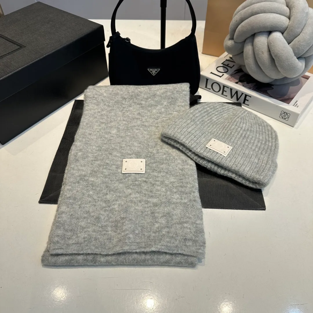 P140 Moncler muzzle suit 2025 autumn and winter style cuffed wool knitted beanie High quality customization! This must be my favorite of minimalism. It is clean, neat, fashionable and versatile, and will definitely not be picky about your face shape! A fashionable classic that lasts forever! Both men and women are welcome!