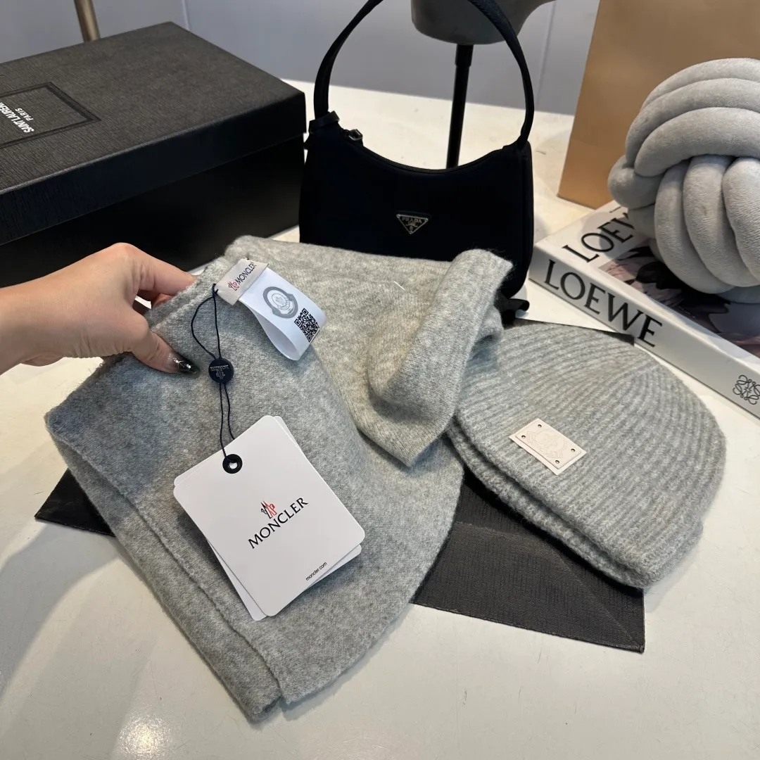 P140 Moncler muzzle suit 2025 autumn and winter style cuffed wool knitted beanie High quality customization! This must be my favorite of minimalism. It is clean, neat, fashionable and versatile, and will definitely not be picky about your face shape! A fashionable classic that lasts forever! Both men and women are welcome!