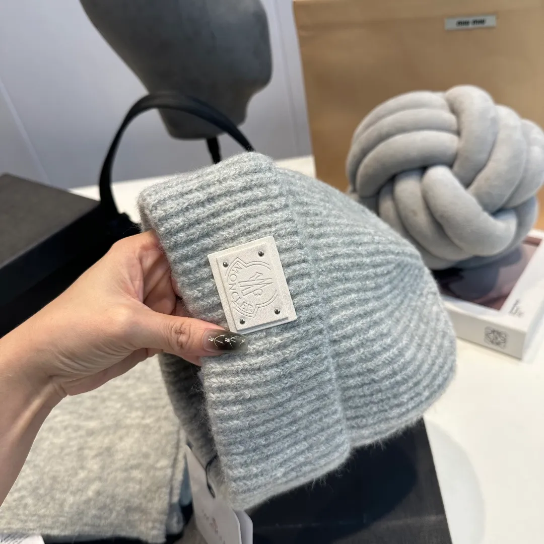 P140 Moncler muzzle suit 2025 autumn and winter style cuffed wool knitted beanie High quality customization! This must be my favorite of minimalism. It is clean, neat, fashionable and versatile, and will definitely not be picky about your face shape! A fashionable classic that lasts forever! Both men and women are welcome!