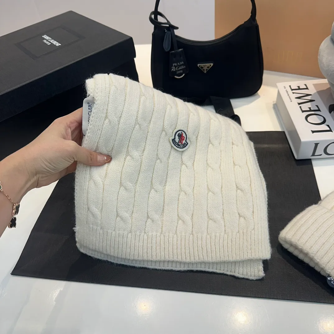 P180 Moncler autumn and winter counter model knitted beanie + scarf + gloves three-piece set, classic pattern, warm and fashionable! Fashionable and popular 🌸First-class texture, pure wool