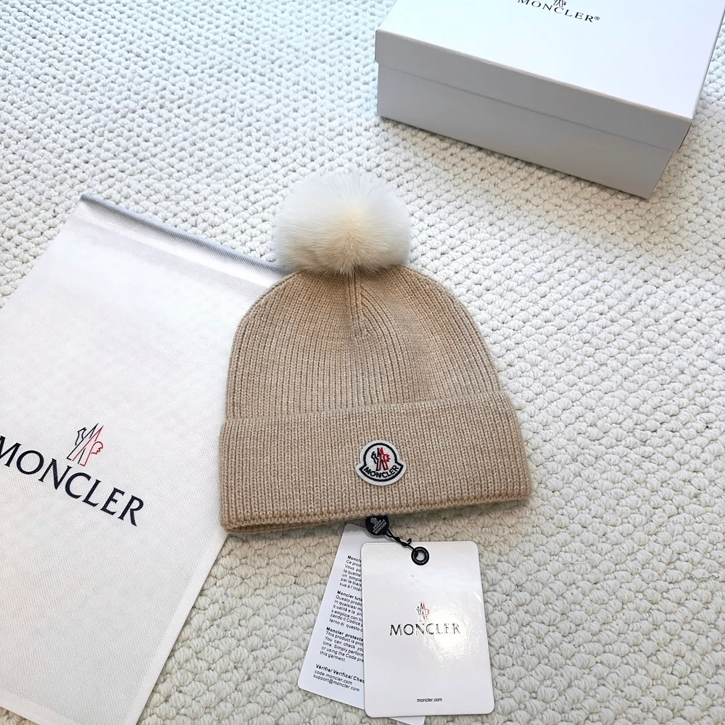 P80 with dust bag, high version Moncler Moncler 💥Official website classic knitted hat, replica of the original. Very soft and skin-friendly, very elastic 💓 Textured and very versatile style ~ Warm cashmere woolen hat, one size fits all and elastic ~ Unisex, can be worn by any head size. Super quality, highly recommended