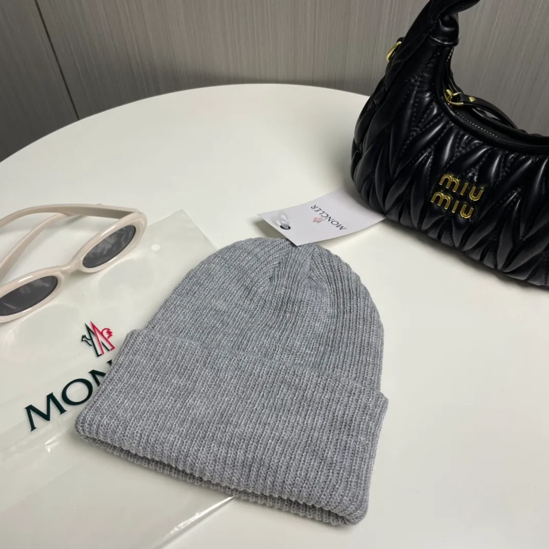 P50💰 Comes with dust bag Moncler💥 Official website classic knitted hat, original replica. Very soft and skin-friendly, very elastic 💓 Textured and very versatile style ~ Warm cashmere woolen hat, one size fits all and elastic ~ Unisex, can be worn by any head size. Super quality, highly recommended