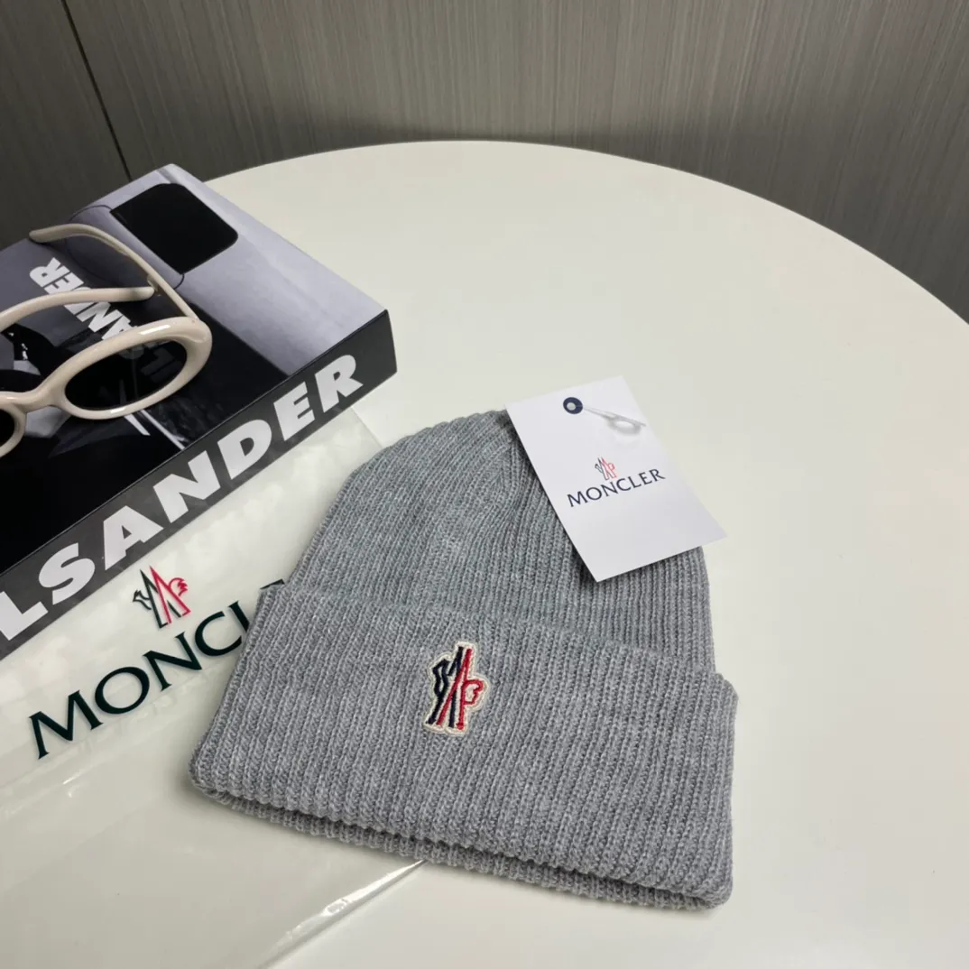 P50💰 Comes with dust bag Moncler💥 Official website classic knitted hat, original replica. Very soft and skin-friendly, very elastic 💓 Textured and very versatile style ~ Warm cashmere woolen hat, one size fits all and elastic ~ Unisex, can be worn by any head size. Super quality, highly recommended