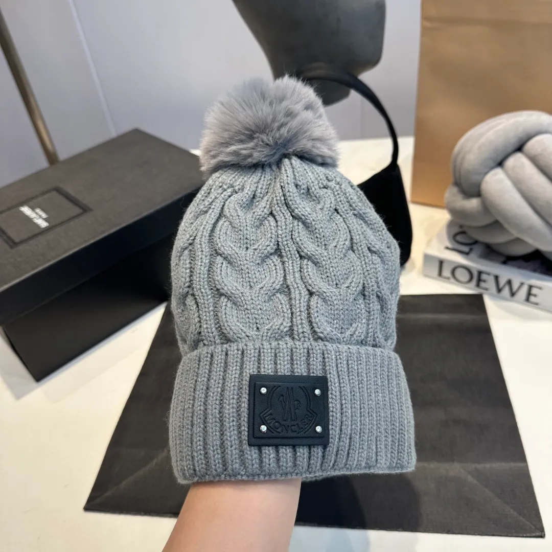 P70 Moncler hooded twist warm wool hat, sweet and cool style get! Reduce your age and make your face appear smaller. I’d like to share it with you all. The four colors match well and the breasts are so milky~