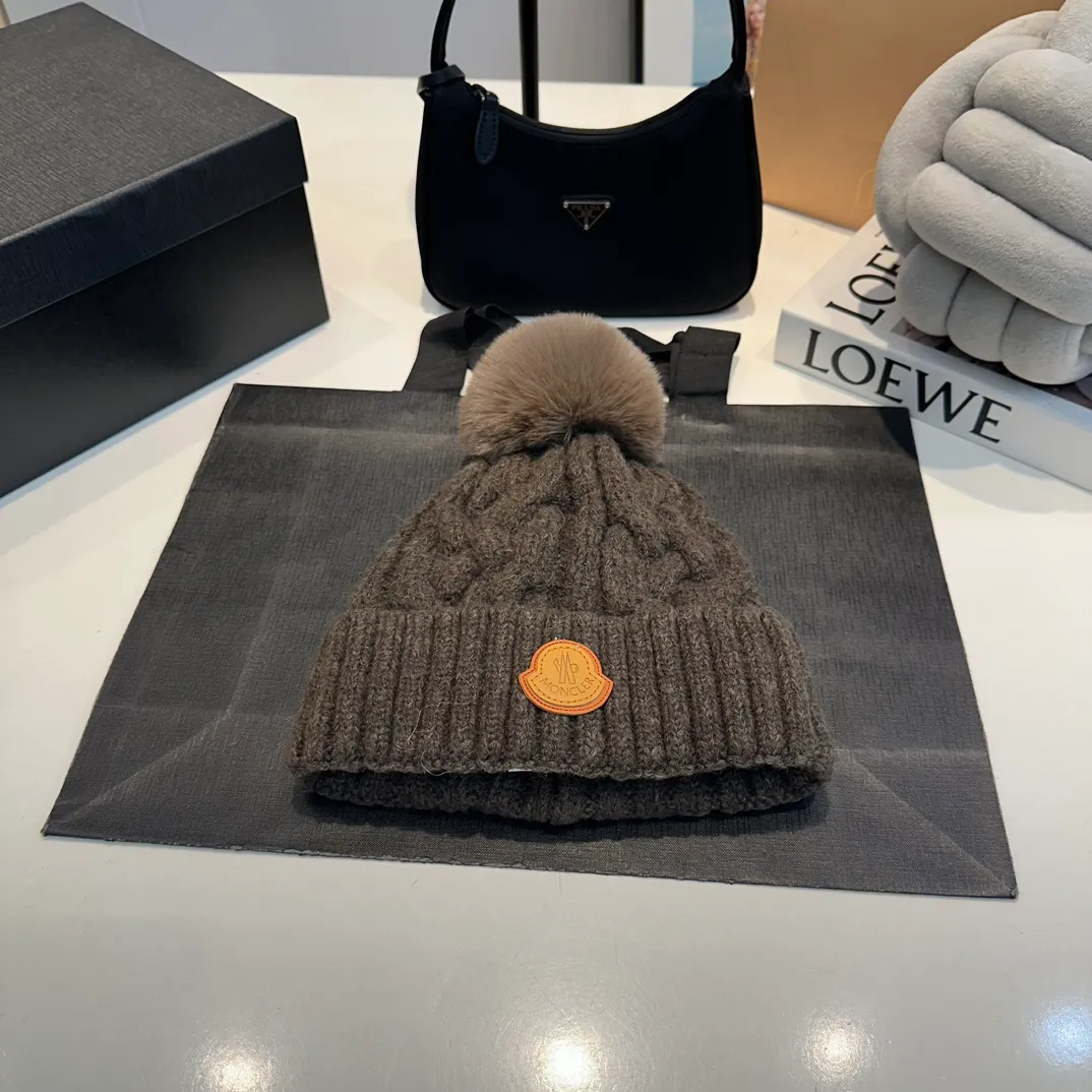 P70 Moncler 💥 Official website classic knitted hat, replica of the original. Very soft and skin-friendly, very elastic 💓 Textured and very versatile style ~ Warm cashmere woolen hat, one size fits all and elastic ~ Unisex, can be worn by any head size. Super quality, highly recommended