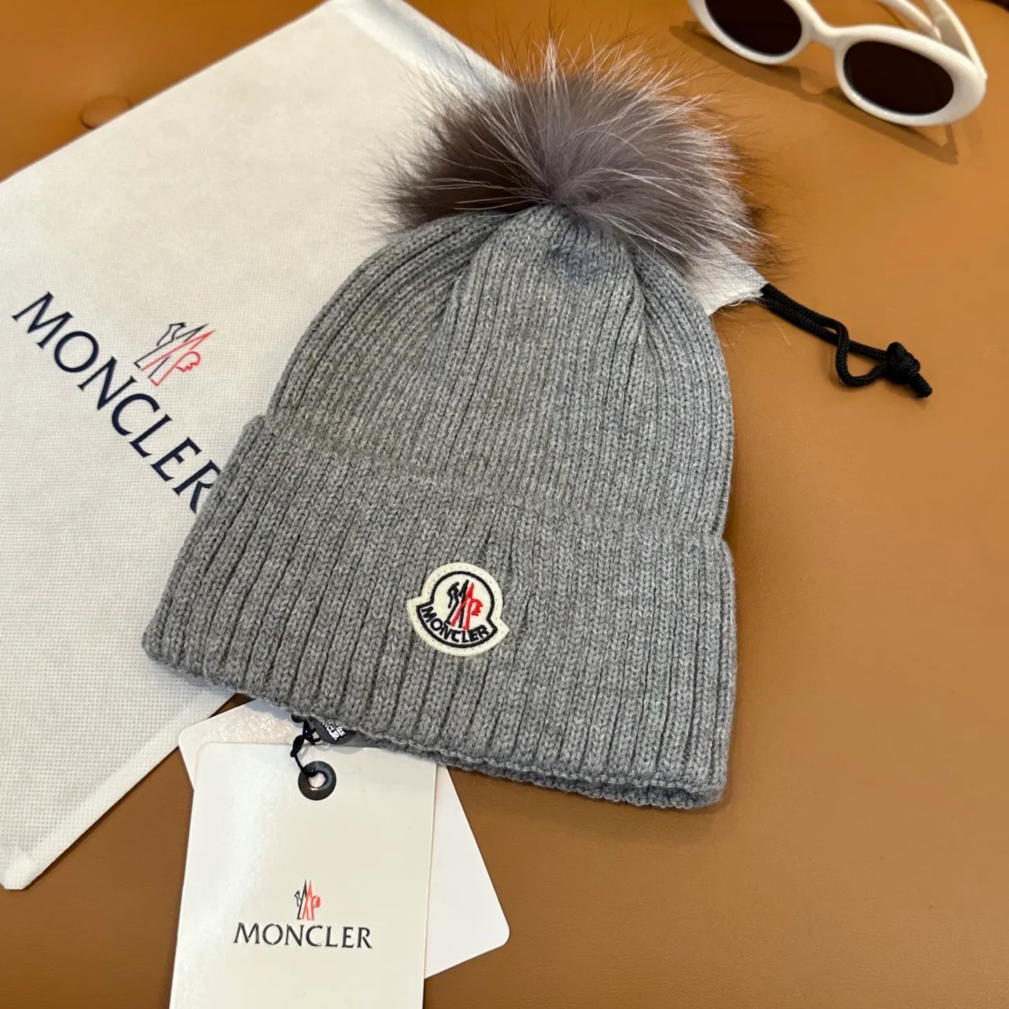 P100 with dust bag, high version Moncler Moncler 💥Official website classic knitted hat, replica of the original. Very soft and skin-friendly, very elastic 💓 Textured and very versatile style ~ Warm cashmere woolen hat, one size fits all and elastic ~ Unisex, can be worn by any head size. Super quality, highly recommended