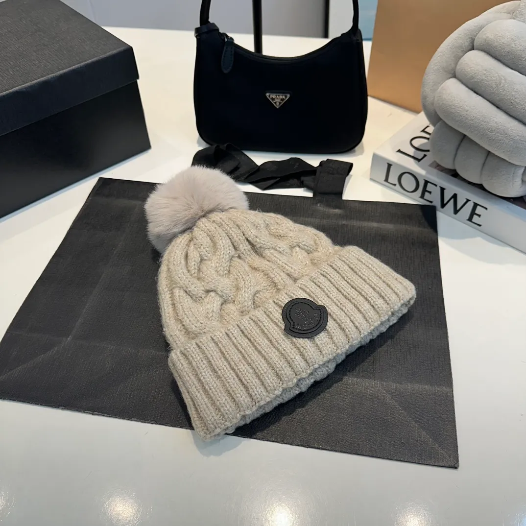 P70 Moncler 💥 Official website classic knitted hat, replica of the original. Very soft and skin-friendly, very elastic 💓 Textured and very versatile style ~ Warm cashmere woolen hat, one size fits all and elastic ~ Unisex, can be worn by any head size. Super quality, highly recommended