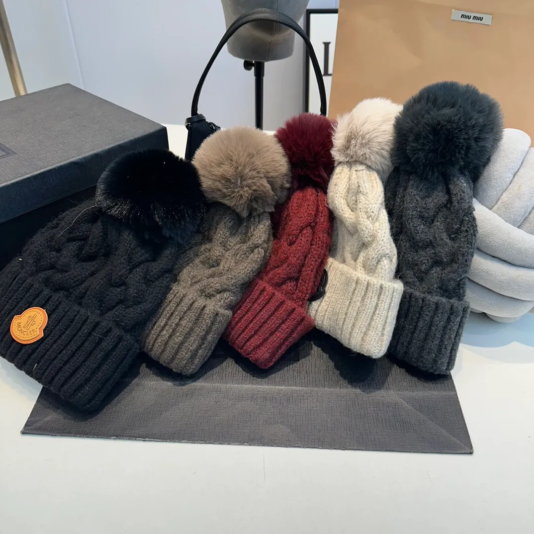 P70 Moncler 💥 Official website classic knitted hat, replica of the original. Very soft and skin-friendly, very elastic 💓 Textured and very versatile style ~ Warm cashmere woolen hat, one size fits all and elastic ~ Unisex, can be worn by any head size. Super quality, highly recommended