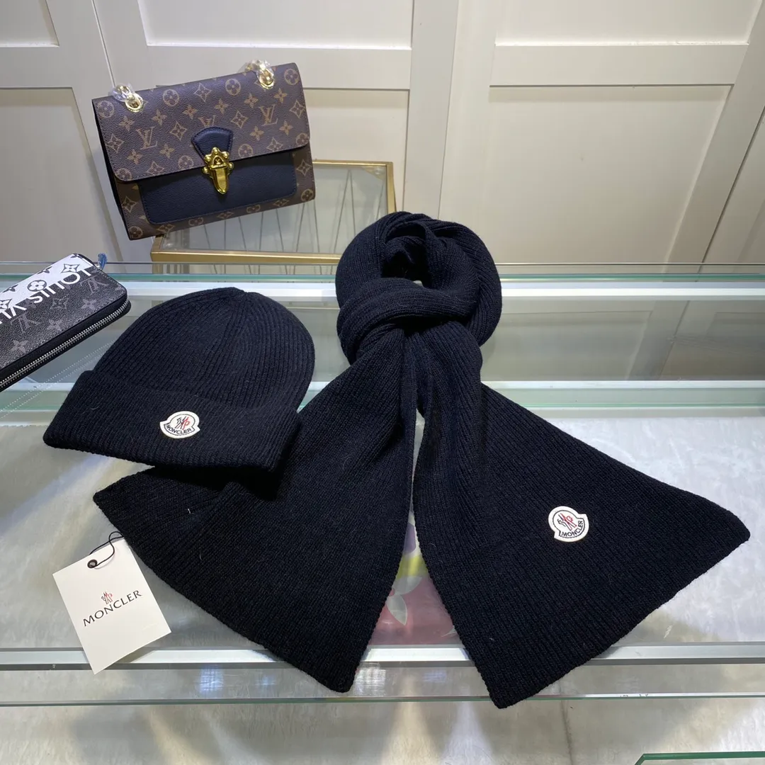P240𡿨Can be paired with fox ball for an additional NT$30〉Moncler classic suit hat! Hat ➕Scarf! Cashmere and Rabbit Velvet Quality! It's warm and super comfortable~A great tool for young ladies to reduce their age in winter~This winter, all you need is a set of hats~It's warm and fashionable! Unisex model! Can be made as a couple model! Complete range of anti-counterfeiting labels and elevators! Many styles, welcome to choose!!