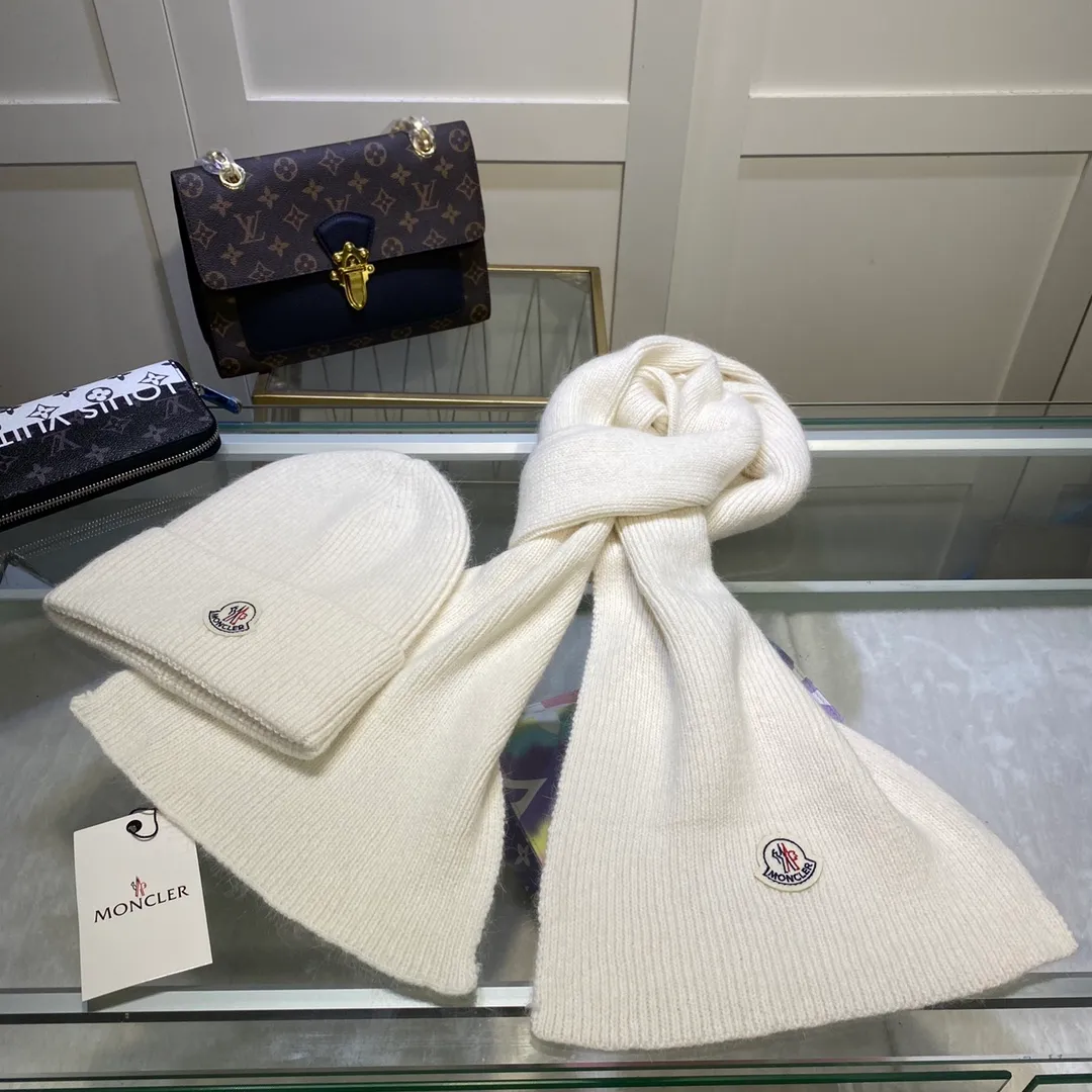 P240𡿨Can be paired with fox ball for an additional NT$30〉Moncler classic suit hat! Hat ➕Scarf! Cashmere and Rabbit Velvet Quality! It's warm and super comfortable~A great tool for young ladies to reduce their age in winter~This winter, all you need is a set of hats~It's warm and fashionable! Unisex model! Can be made as a couple model! Complete range of anti-counterfeiting labels and elevators! Many styles, welcome to choose!!