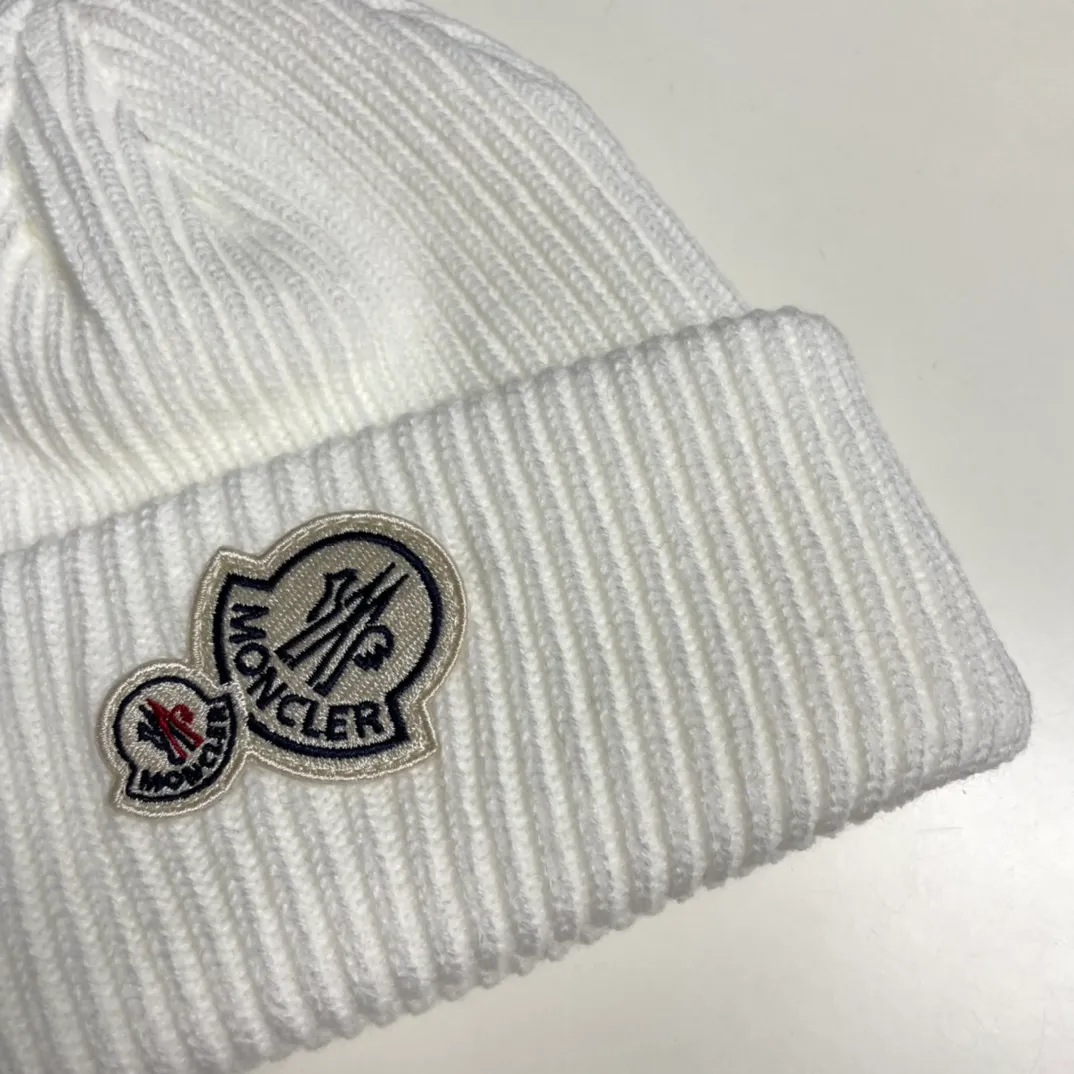 P66 comes with a dust bag for Moncler💥Official classic knitted hat, replica of the original. Very soft and skin-friendly, very elastic💓Texy and very versatile style~ Warm cashmere woolen hat, one size fits all and elastic~ Unisex, can be worn by any head size. Excellent quality, highly recommended