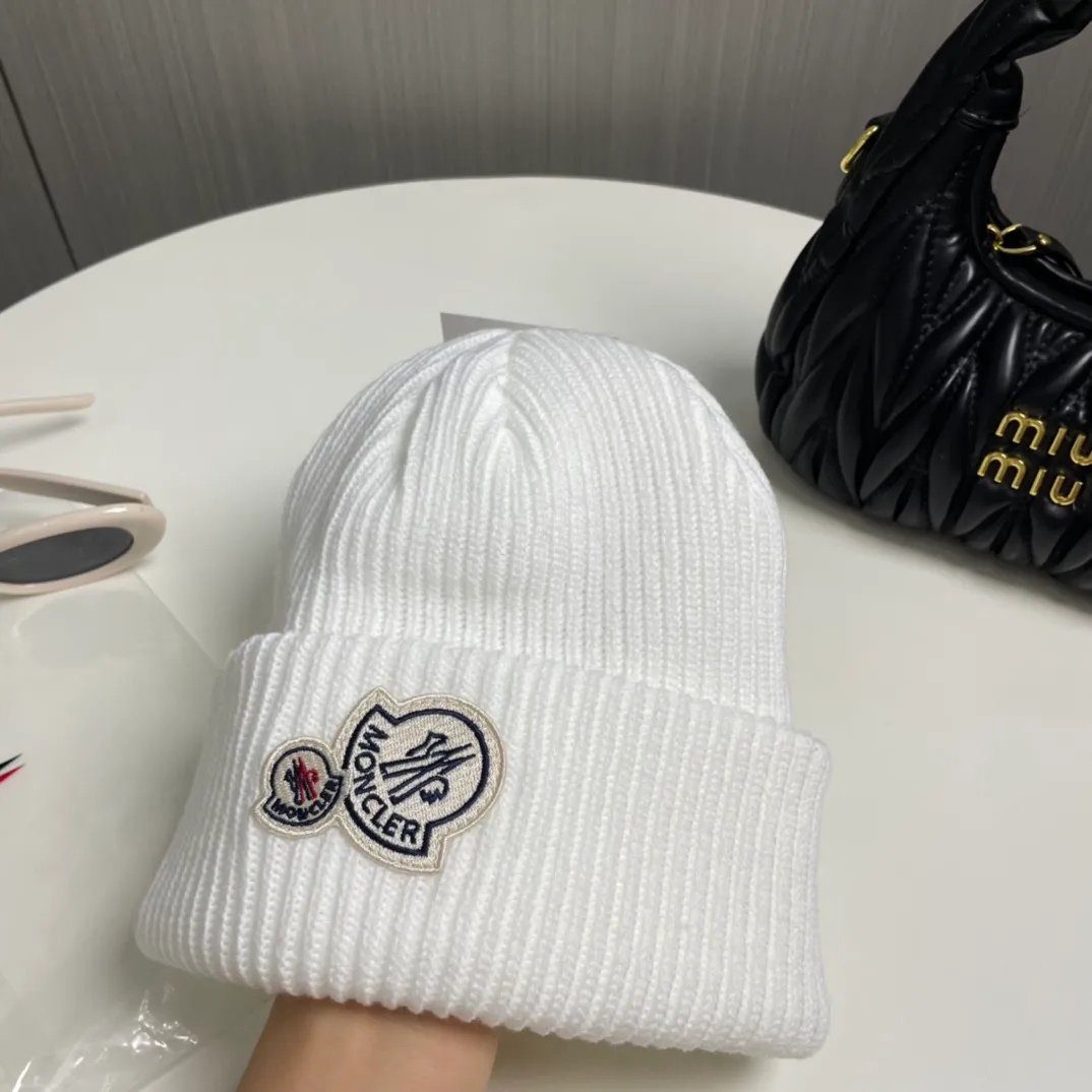 P66 comes with a dust bag for Moncler💥Official classic knitted hat, replica of the original. Very soft and skin-friendly, very elastic💓Texy and very versatile style~ Warm cashmere woolen hat, one size fits all and elastic~ Unisex, can be worn by any head size. Excellent quality, highly recommended