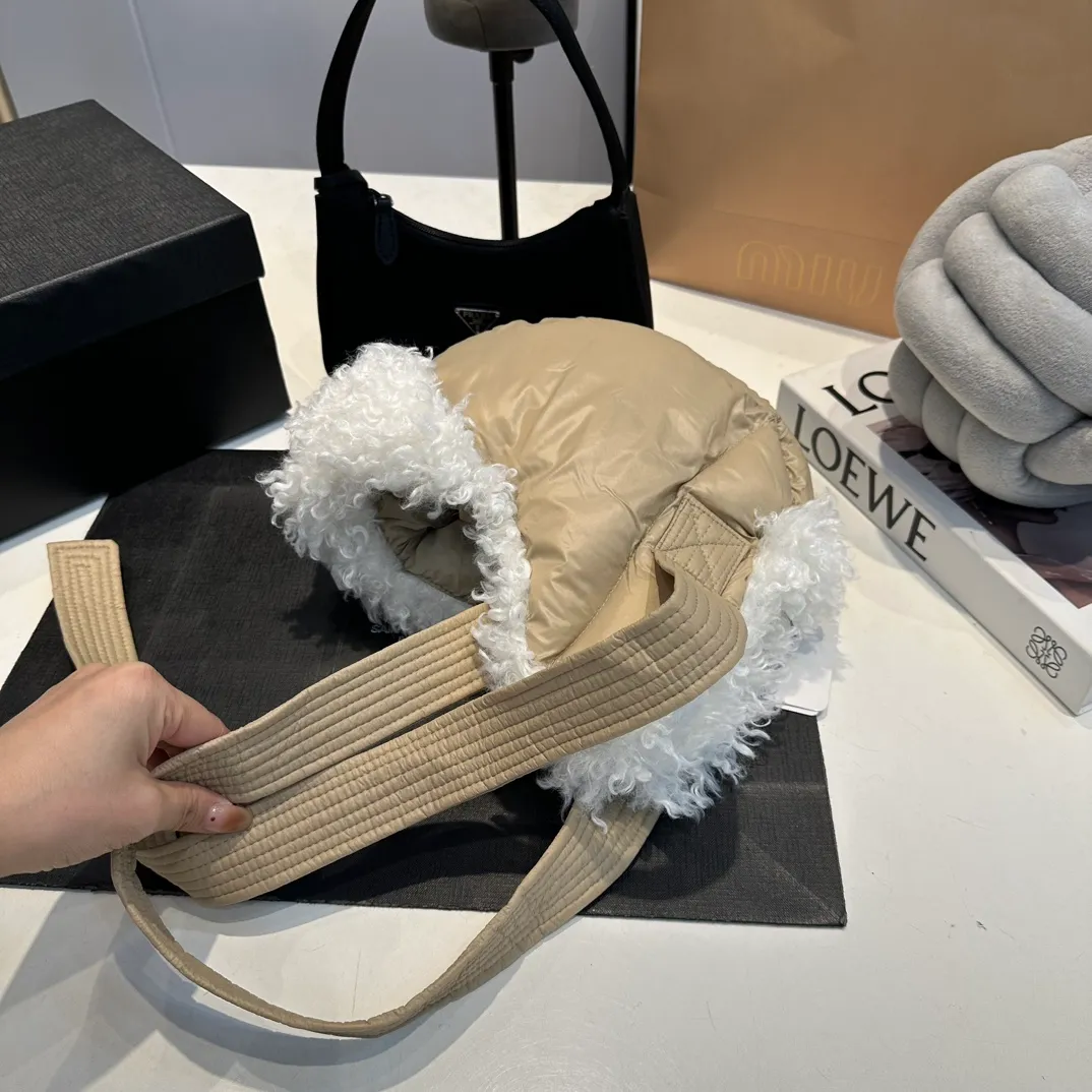 P80 Moncler Muzzle Lei Feng Hat is super warm. This teddy bear jacket is made of high-end blended lamb wool fabric. It feels really good and super soft. The plush material and goose down filling make it visually warm and full of security. This is a must-have lamb down cotton hat for autumn and winter.