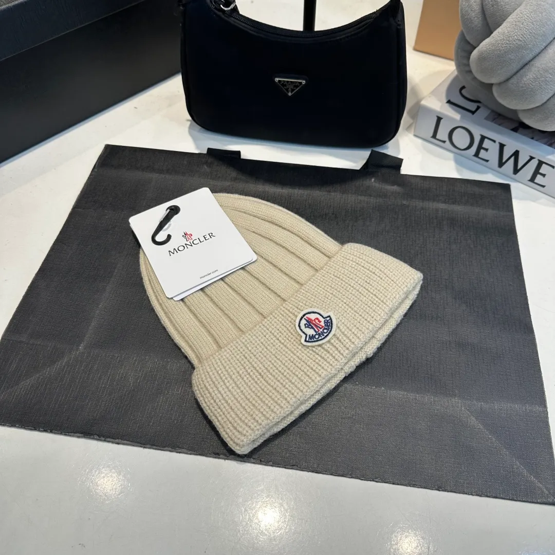P50 Moncler 2025 early autumn and winter classic knitted hat, original replica. Very soft and skin-friendly, very elastic 💓 Textured and very versatile style ~ Warm cashmere woolen hat, one size fits all and elastic ~ Unisex, can be worn by any head circumference. Super good quality, highly recommended