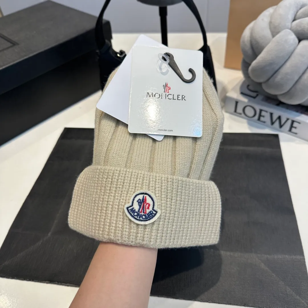 P50 Moncler 2025 early autumn and winter classic knitted hat, original replica. Very soft and skin-friendly, very elastic 💓 Textured and very versatile style ~ Warm cashmere woolen hat, one size fits all and elastic ~ Unisex, can be worn by any head circumference. Super good quality, highly recommended