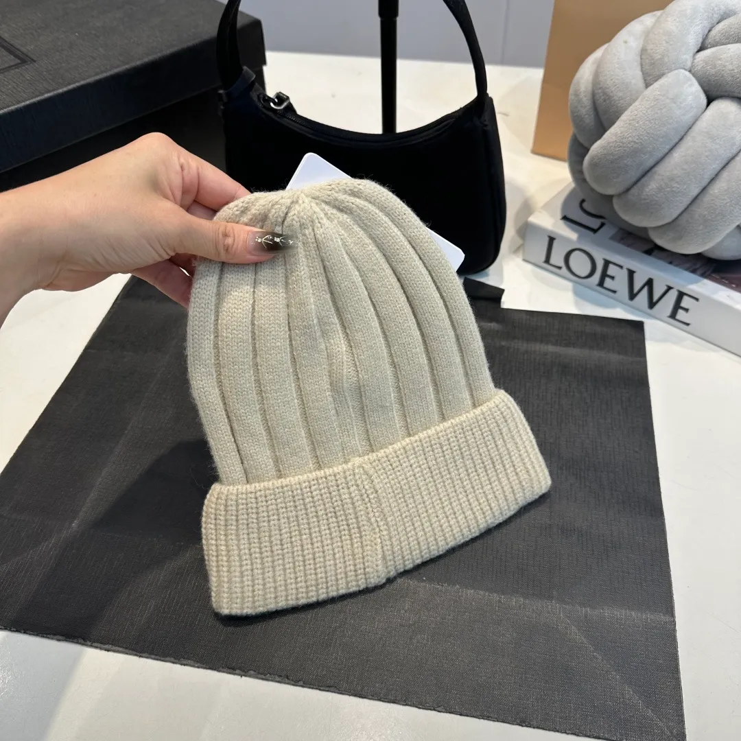 P50 Moncler 2025 early autumn and winter classic knitted hat, original replica. Very soft and skin-friendly, very elastic 💓 Textured and very versatile style ~ Warm cashmere woolen hat, one size fits all and elastic ~ Unisex, can be worn by any head circumference. Super good quality, highly recommended