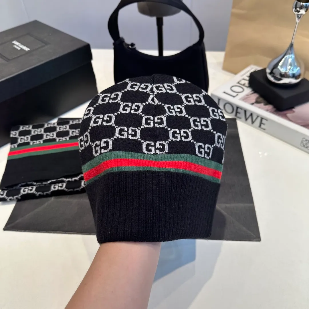 P140 GUCCI classic suit hat! Hat ➕Scarf! Cashmere and Rabbit Velvet Quality! It's warm and super comfortable~A great tool for young ladies to reduce their age in winter~This winter, all you need is a set of hats~It's warm and fashionable! Unisex model! Can be made as a couple model! Complete range of anti-counterfeiting labels and elevators! Many styles, welcome to choose!!