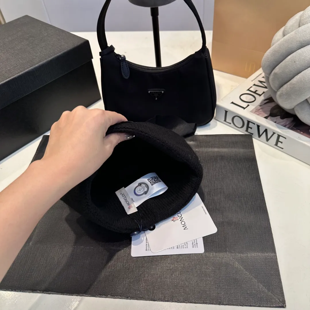 P70 MONCLER muffled knitted beanie, good quality, high-end and elegant, super popular 💖The texture is great, it’s great to match when out on the street! Fashion trends! A must-have item for winter, the same style for men and women, get it now!