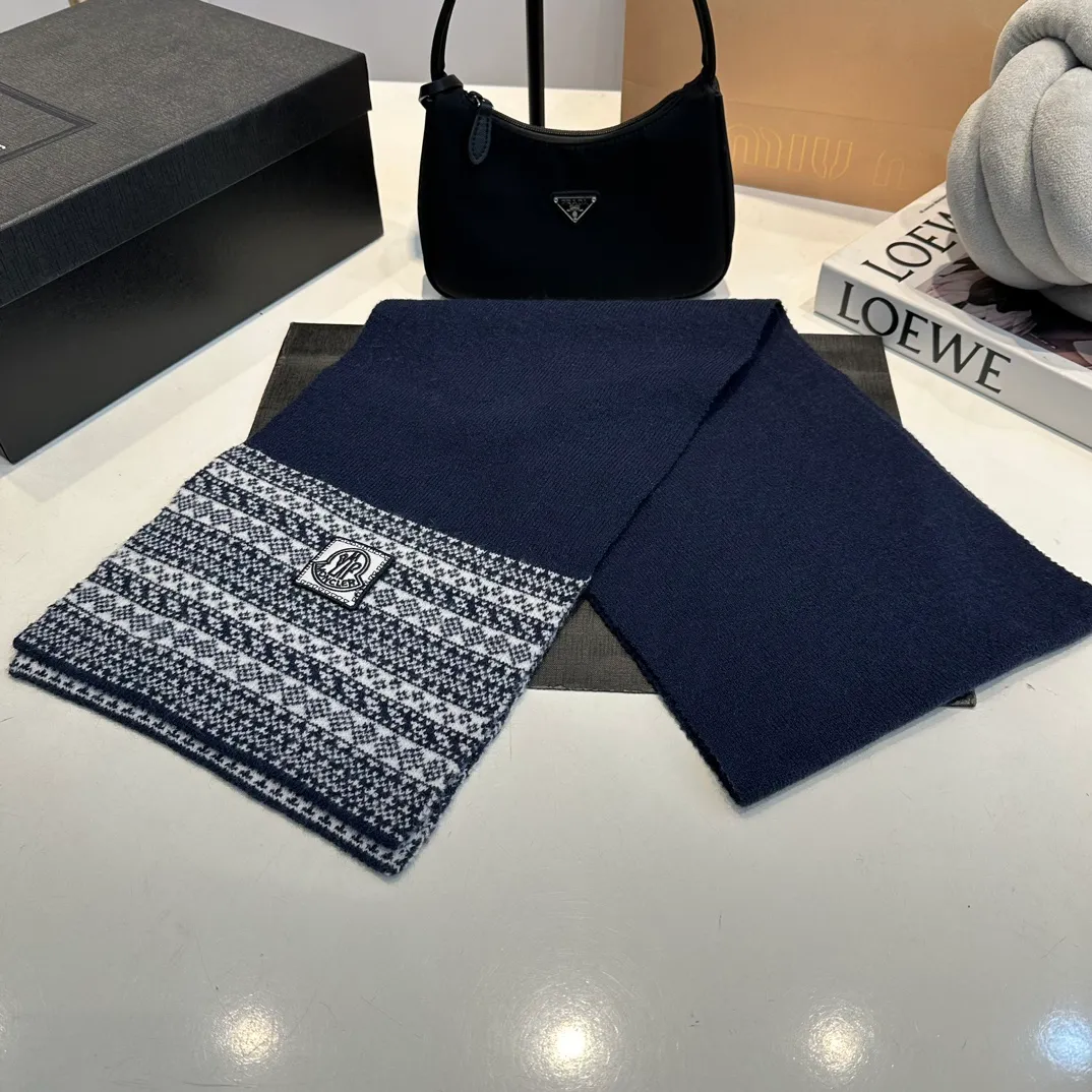 P170 Moncler Moncler 💥 Mouth three-piece set, gloves, hat, scarf, original replica. Very soft and skin-friendly, very elastic 💓 Textured and very versatile style ~ Warm, one-size-fits-all and elastic ~ Unisex, can be worn by any head size. Super quality, highly recommended