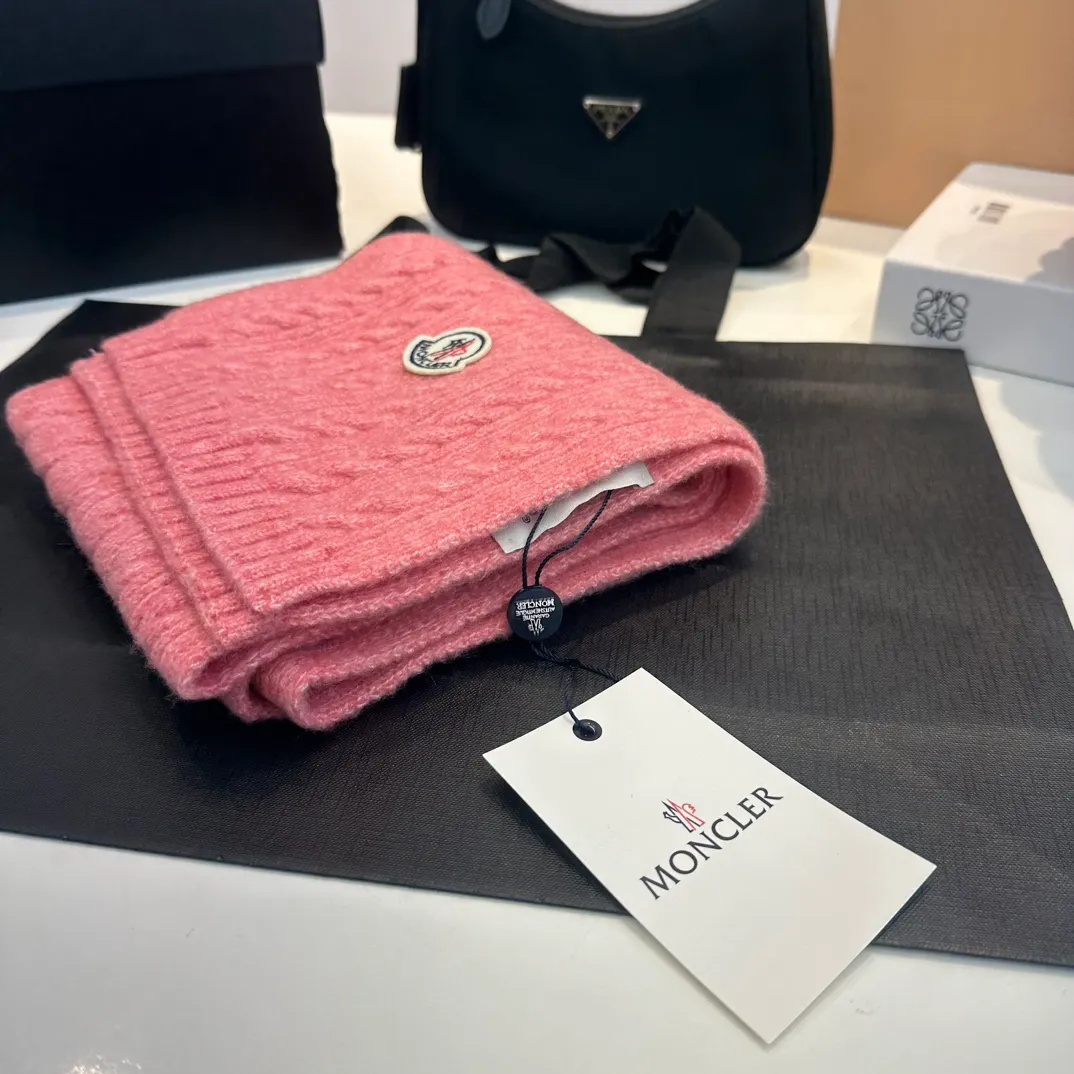 P90 MONCLER, classic cashmere and rabbit fleece quality! It's warm and super comfortable~A magical tool for young ladies to reduce their age in winter~This is the only thing you need this winter that's both warm and fashionable! Unisex model! Can be made as a couple model