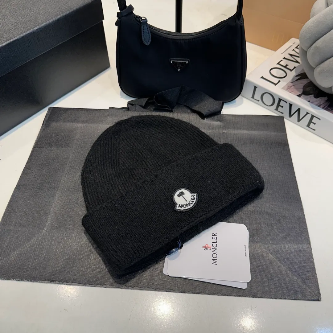 P70 MONCLER muffled knitted beanie, good quality, high-end and elegant, super popular 💖The texture is great, it’s great to match when out on the street! Fashion trends! A must-have item for winter, the same style for men and women, get it now!