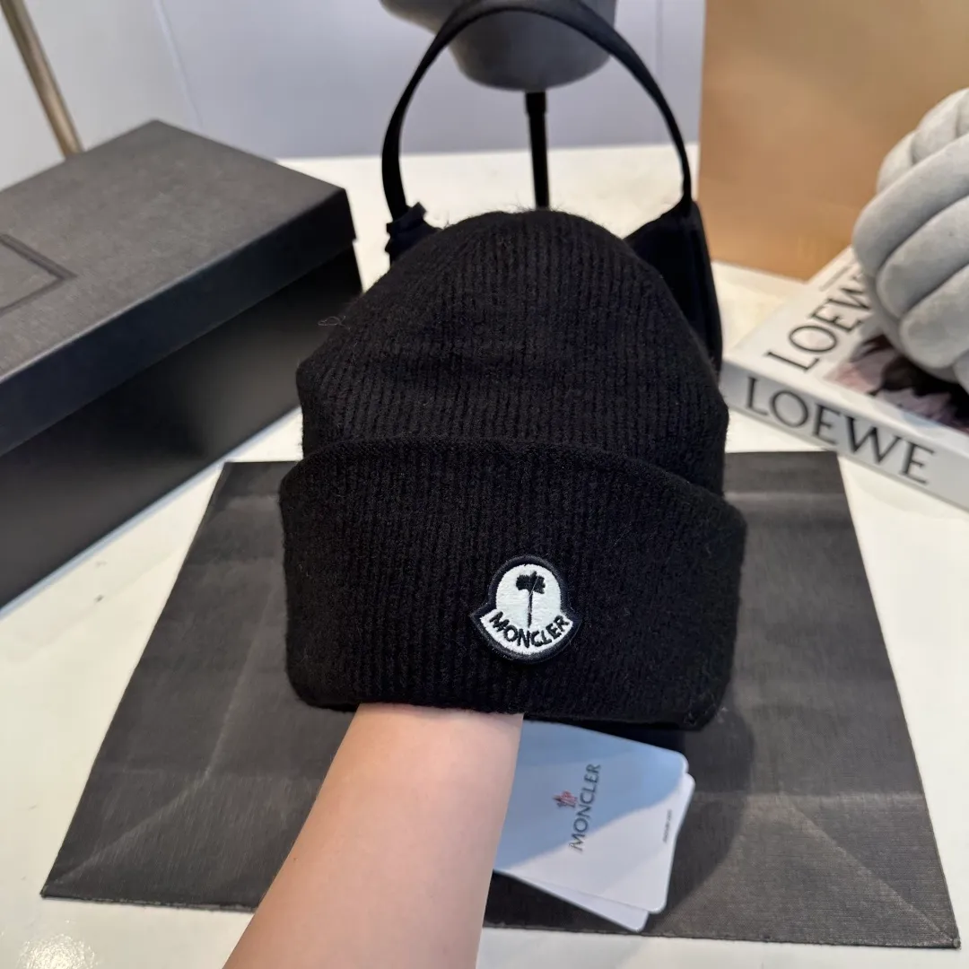 P70 MONCLER muffled knitted beanie, good quality, high-end and elegant, super popular 💖The texture is great, it’s great to match when out on the street! Fashion trends! A must-have item for winter, the same style for men and women, get it now!