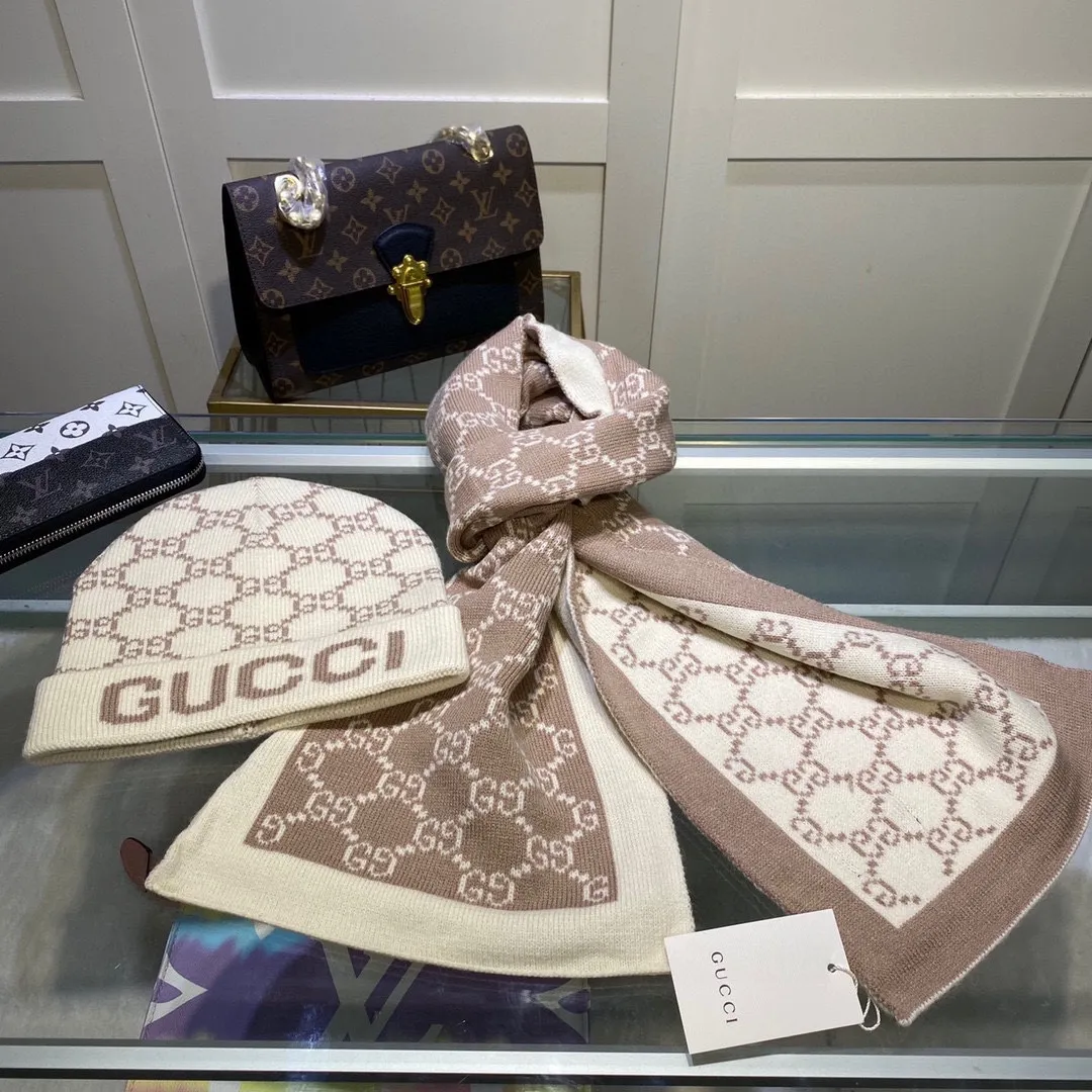 P170 GUCCI classic suit hat! Hat ➕Scarf! Cashmere and Rabbit Velvet Quality! It's warm and super comfortable. This winter, all you need is a set of hats. It's warm and fashionable! Unisex model! Can be made as a couple model! Complete range of anti-counterfeiting labels and elevators! Many styles, welcome to choose!