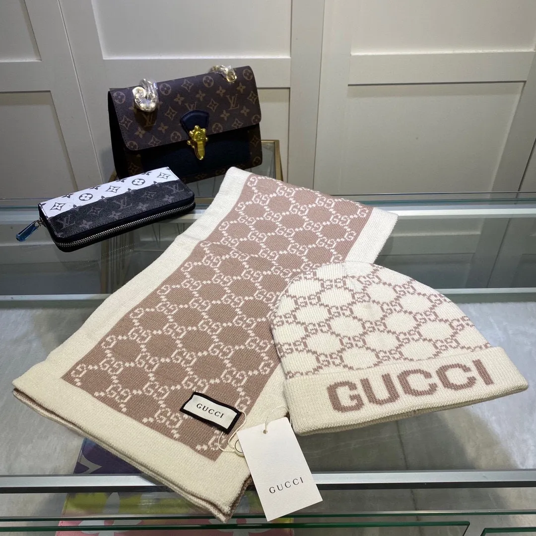 P170 GUCCI classic suit hat! Hat ➕Scarf! Cashmere and Rabbit Velvet Quality! It's warm and super comfortable. This winter, all you need is a set of hats. It's warm and fashionable! Unisex model! Can be made as a couple model! Complete range of anti-counterfeiting labels and elevators! Many styles, welcome to choose!
