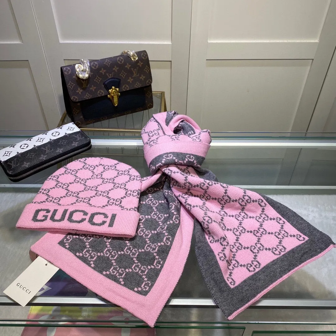 P170 GUCCI classic suit hat! Hat ➕Scarf! Cashmere and Rabbit Velvet Quality! It's warm and super comfortable. This winter, all you need is a set of hats. It's warm and fashionable! Unisex model! Can be made as a couple model! Complete range of anti-counterfeiting labels and elevators! Many styles, welcome to choose!