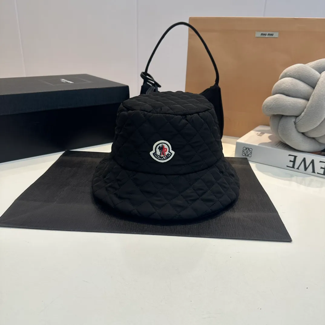 P70 Moncler Meng Mouth Women's Down Cotton Warm Fisherman Hat in Autumn and Winter. Lightweight, warm and comfortable winter fisherman hat. Diamond-shaped embroidered thread quilted, windproof and cold-proof. Also suitable for babies with big head circumferences.