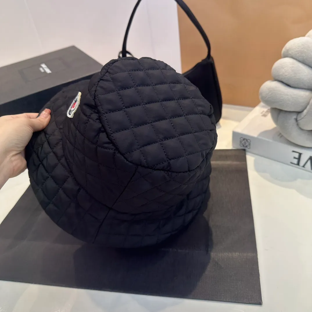 P70 Moncler Meng Mouth Women's Down Cotton Warm Fisherman Hat in Autumn and Winter. Lightweight, warm and comfortable winter fisherman hat. Diamond-shaped embroidered thread quilted, windproof and cold-proof. Also suitable for babies with big head circumferences.
