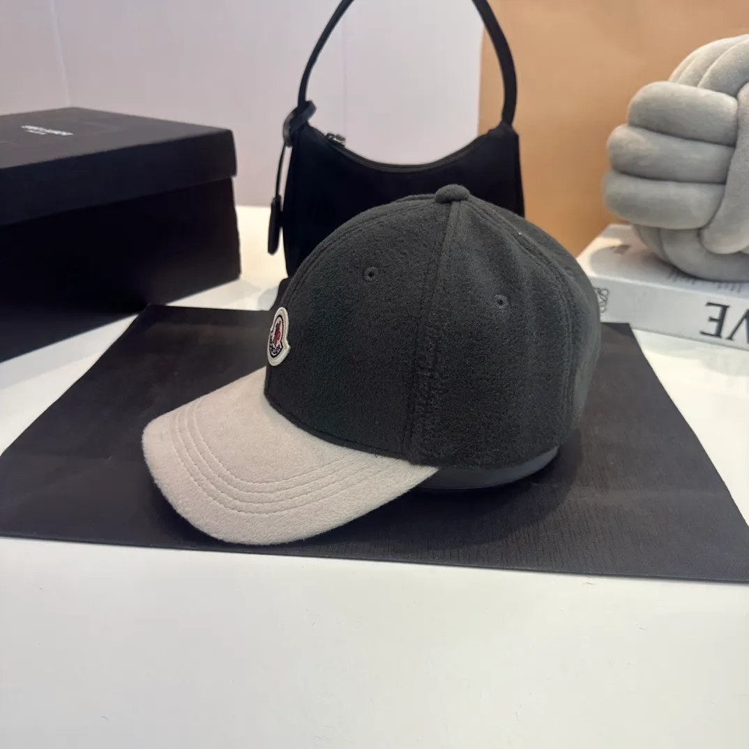 P60 moncler baseball cap, a must-have for no-makeup makeup. It looks cool when paired with sweaters and T-shirts! The days when I don’t wash my hair all depend on this hat~