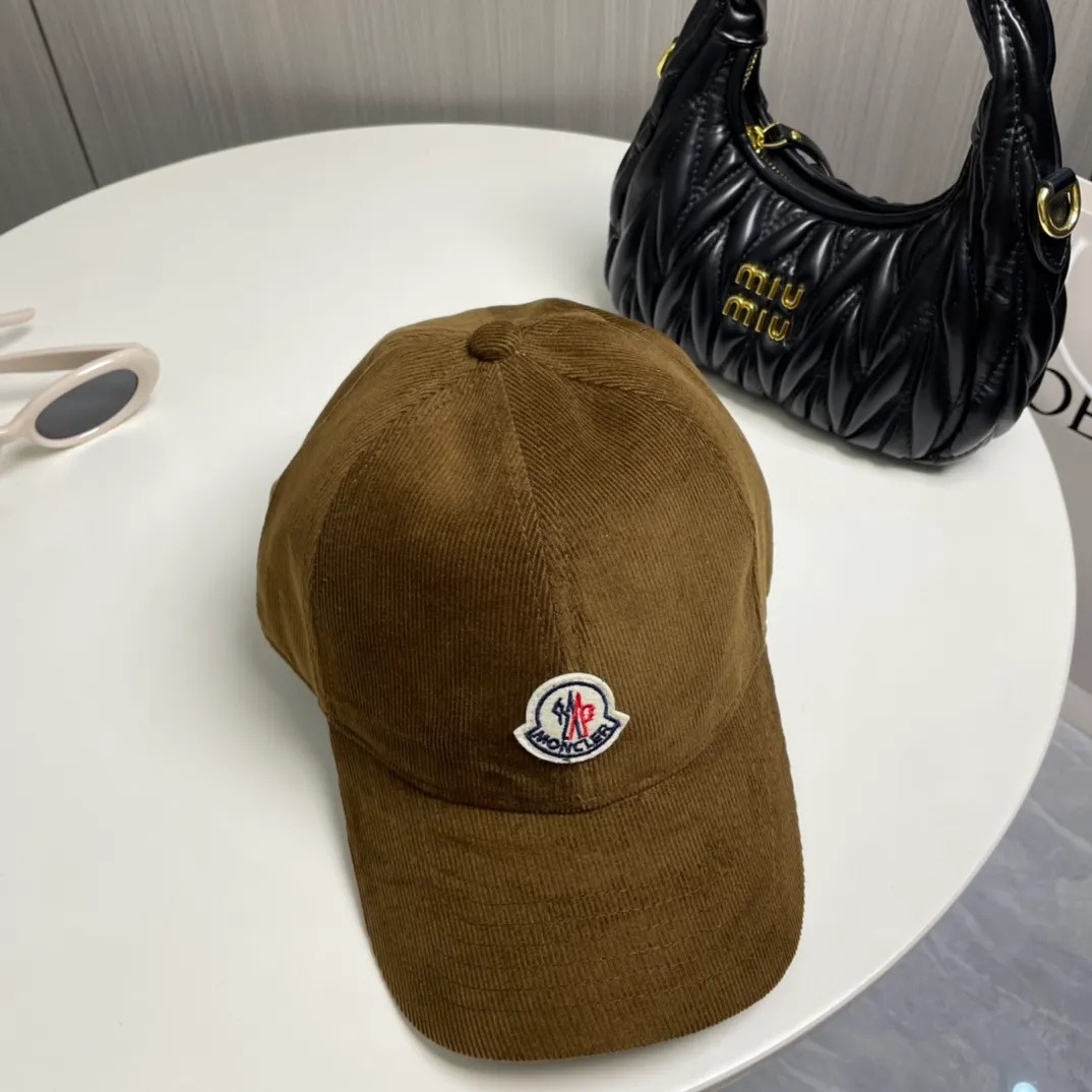 P70 Moncler Mouth Mouth New Autumn and Winter Corduroy Baseball Cap, full of texture. This year’s corduroy hat is really yyds ~