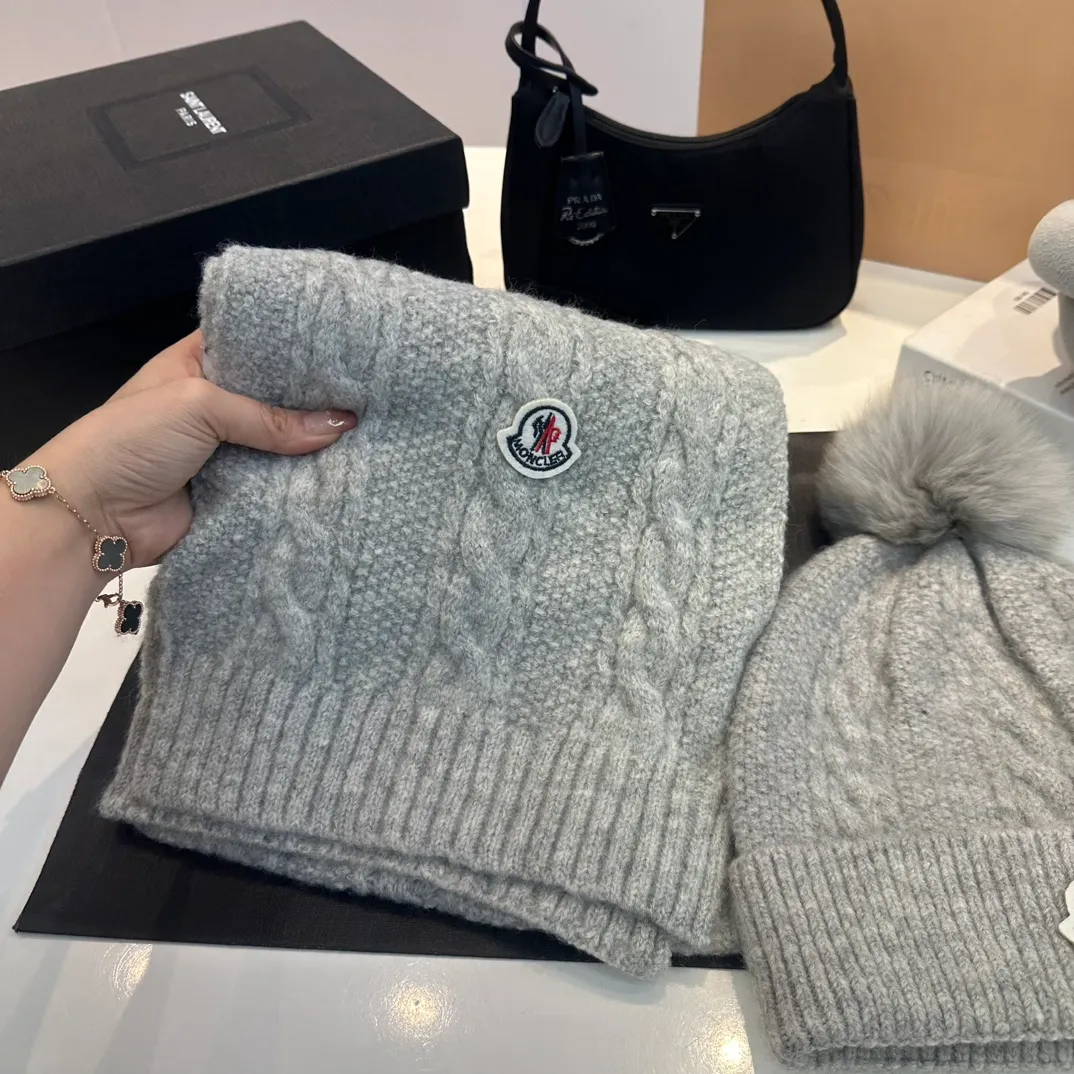 P180 MONCLER Mouth Cover Suit♥️Original hat and scarf set! Made of rabbit velvet➕cashmere, with a 15cm fox fur ball, a real fur ball! Warm and fashionable 😱[愄火] Versatile style [Love] The texture is very good, comfortable and breathable [Hey ha] Looks good no matter how you match it [Shh] A must-have for fashionistas [Wit] 4 colors available❤️❤️Unisex, the ball can be removed